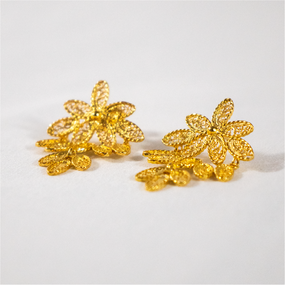 Joalharia do Carmo Brincos Flores Grandes Prata Dourada V1