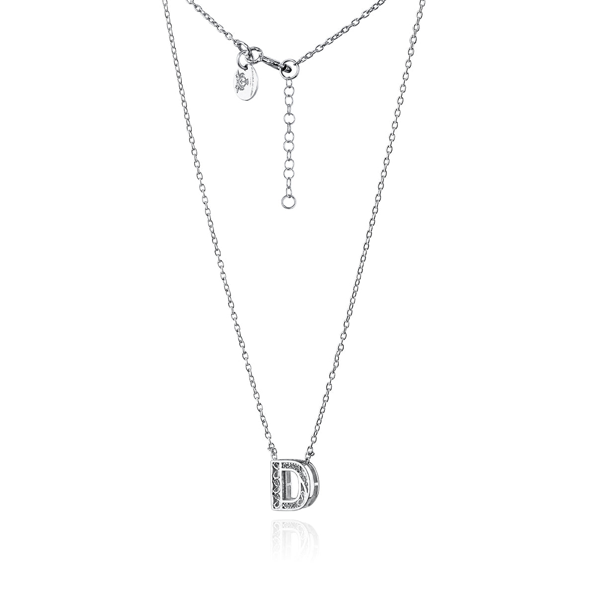 Collar con la letra D