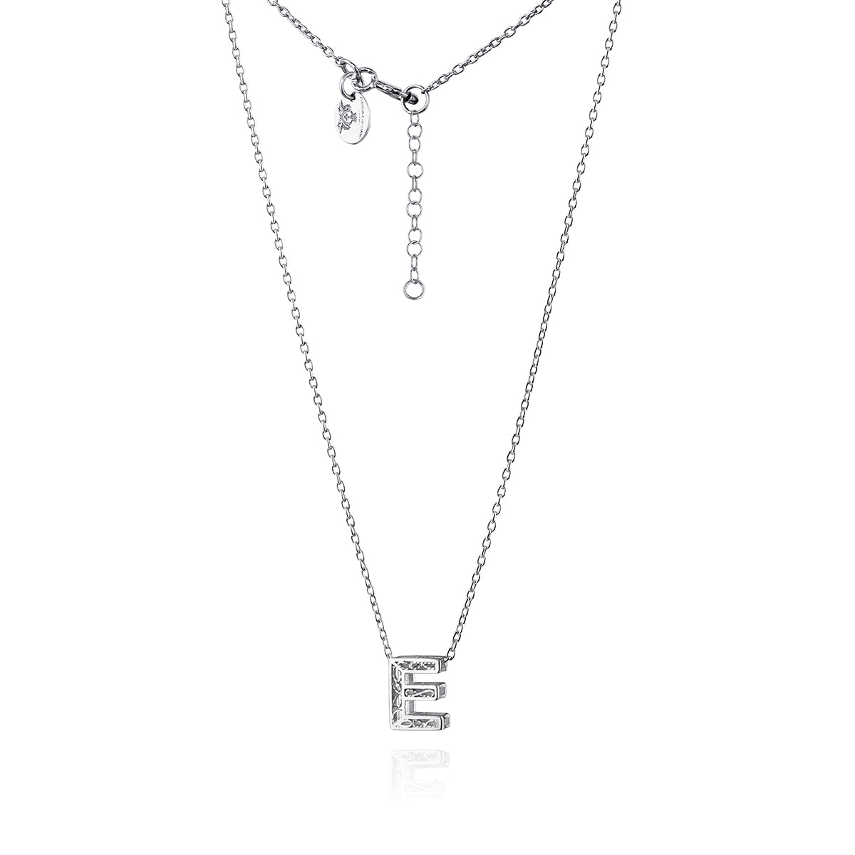 Collar con la letra E