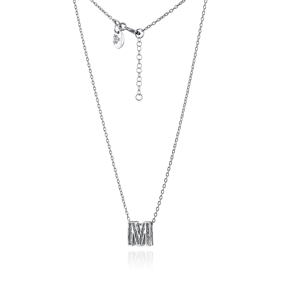 Collar con la letra M