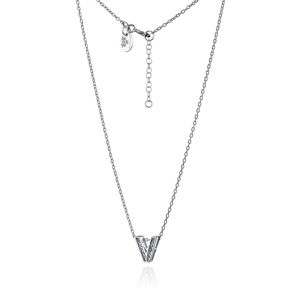 Collar con la letra V