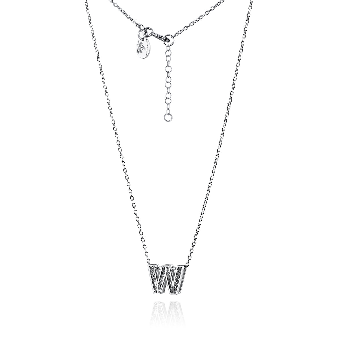 Collar con la letra W